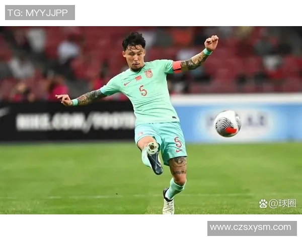 足球明星在逆境中沉思的瞬间与无奈的心声